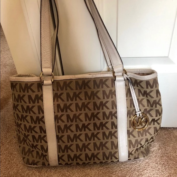 MK purse - Picture 1 of 1